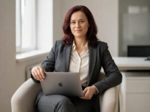 Dana Fatol lucrând la birou